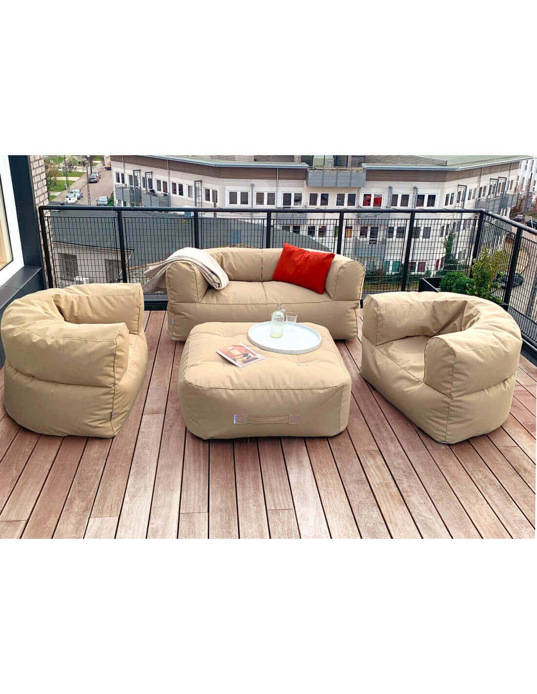 Aménagement élégant d'une terrasse moderne avec mobilier et décoration