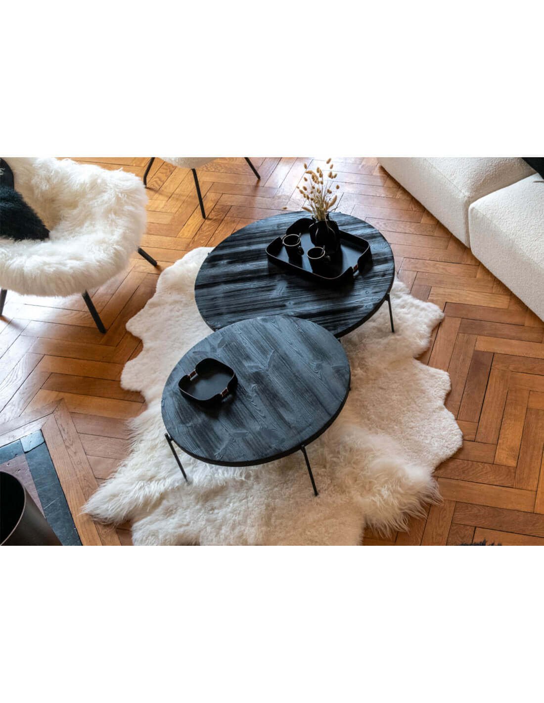 Table basse ronde associée à un canapé et à un tapis dans un salon contemporain Table basse ronde associée à un canapé et à un tapis dans un salon contemporain