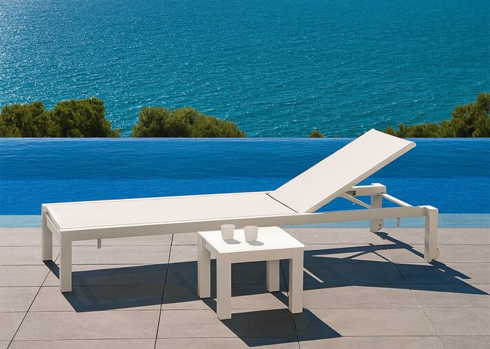 Chaises longues, transats et bains de soleil : comment choisir ?